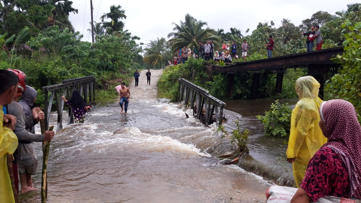 Jembatan dila Desa Panten Laweh Rusak Parah tak kunjung diperbaiki pemkab,Mahasiswa Simeulue kecewa.