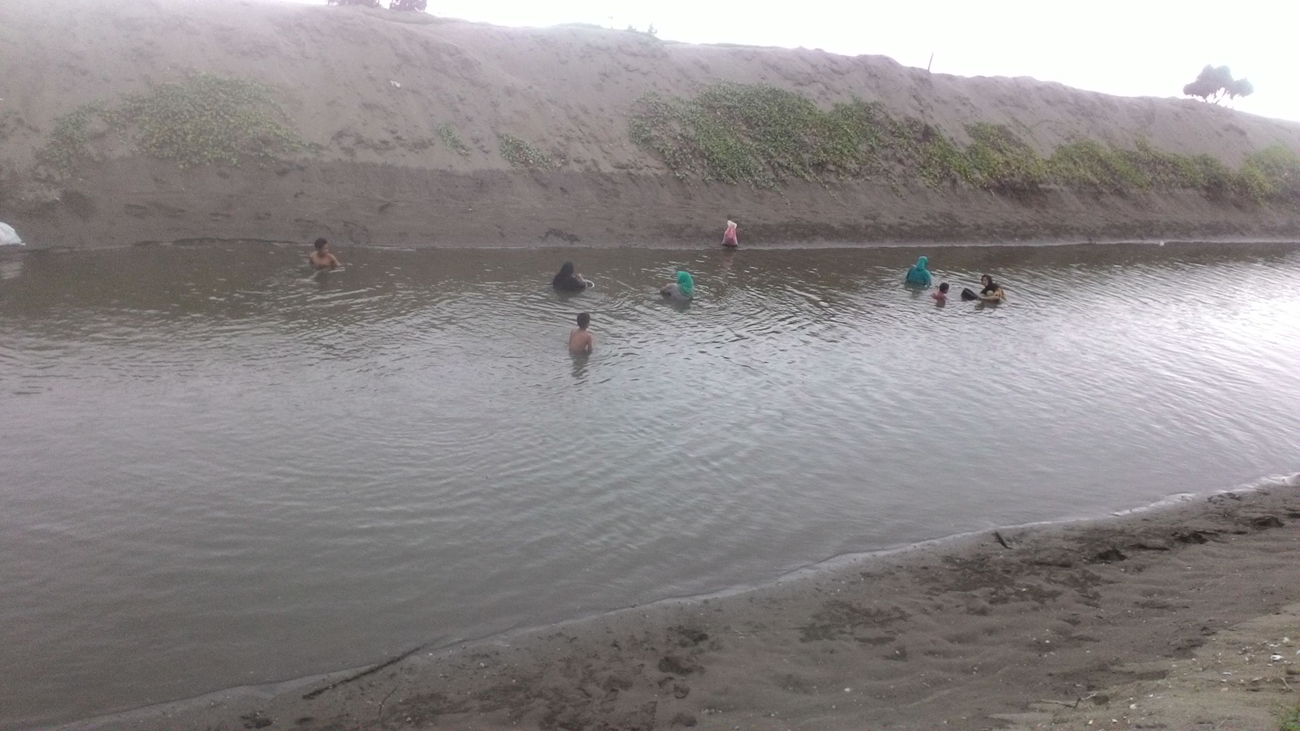 Sejumlah Warga Sedang Mencari Tiram di Sungai