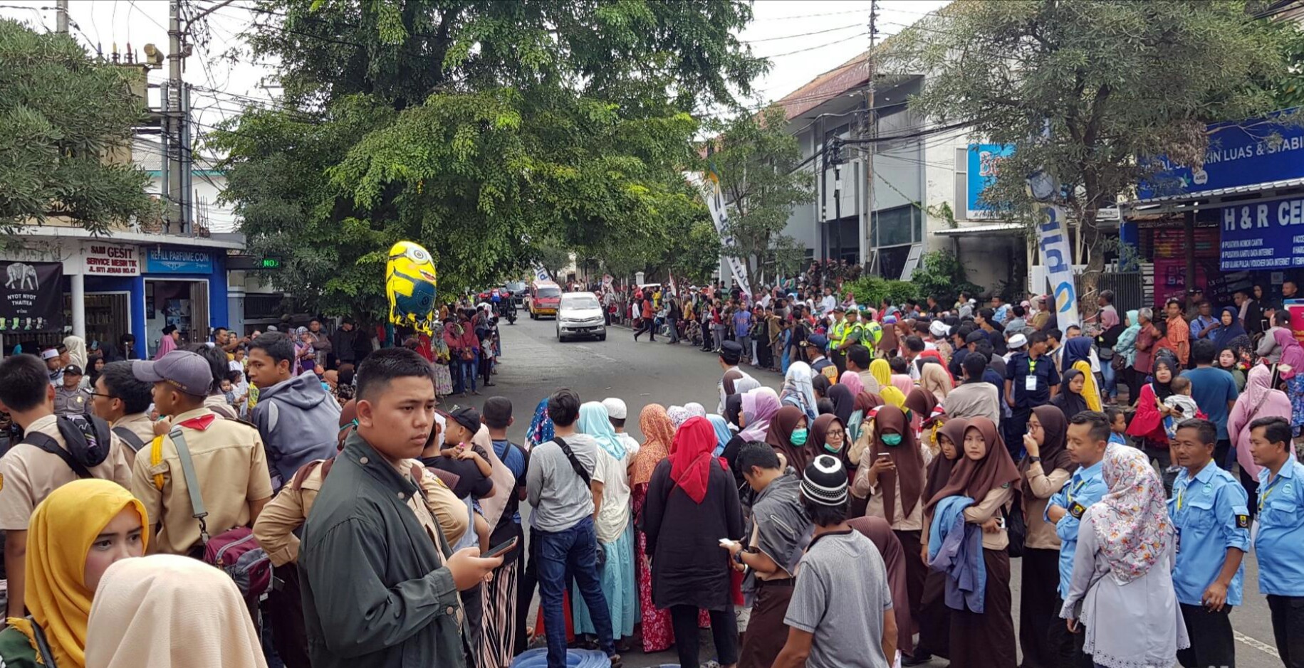 Presiden Jokowi Kunjungi Cianjur, Warga Antusias Tunggu Kedatangannya
